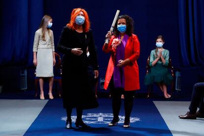 La directora internacional del Hay Festival, Cristina Fuentes La Roche (derecha), y la directora en España de Hay Festival, María Sheila Cremaschi, reciben el premio Princesa de Asturias de Comunicación y Humanidades.