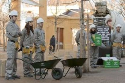 Jóvenes participantes en la presentación en Sevilla de la Campaña Específica de Sensibilización en Prevención Laboral para el Sector de la Construcción a cargo de la consejería de Empleo andaluz. EFE/Archivo