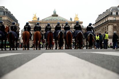 El pasado sábado 8 de diciembre, las manifestaciones congregaron a 136.000 personas en toda Francia según cifras oficiales. Entonces, las imágenes de guerrilla urbana, de saqueos e incendios, especialmente en la capital, dieron la vuelta al mundo. En la imagen, fila de policía francesa montada a caballo frente a la plaza de la Ópera de París.