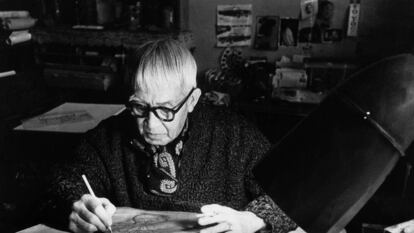 El pintor japonés Léonard Tsuguharu Foujita en su estudio de Paris.