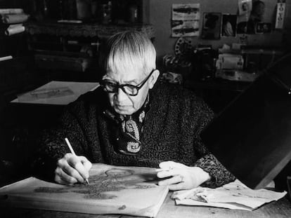 El pintor japonés Léonard Tsuguharu Foujita en su estudio de Paris.