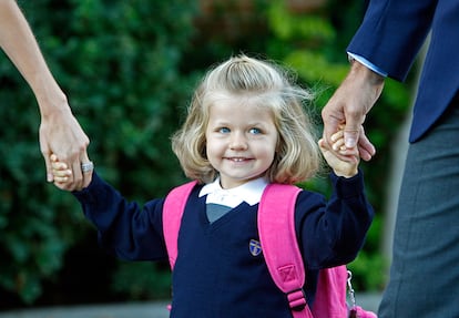 La infanta Leonor, cogida de las manos de su padre, el Príncipe de Asturias, Felipe de Borbón y la Princesa de Asturias, Letizia Ortiz, en su primer día de clase en el colegio Santa María de los Rosales, situado en Aravaca, el mismo al que acudió su padre, el 15 de septiembre de 2008.