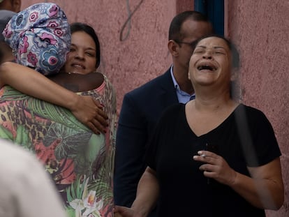 La madre de uno de los profesores supervivientes, Silvia Palmieri, de negro, llora a las puertas del colegio público donde un alumno ha matado a una docente y herido a cuatro personas este lunes en São Paulo.