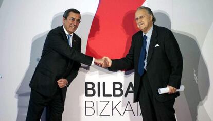 El diputado general de Bizkaia José Luis Bilbao y el alcalde de Bilbao, Iñaki Azkuna presentando la nueva marca