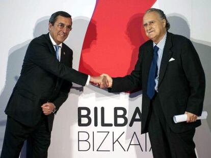 El diputado general de Bizkaia José Luis Bilbao y el alcalde de Bilbao, Iñaki Azkuna presentando la nueva marca