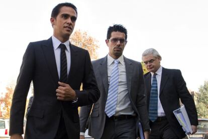 Contador llega a la vista con su hermano Fran y Adam Lewis, uno de sus abogados.
