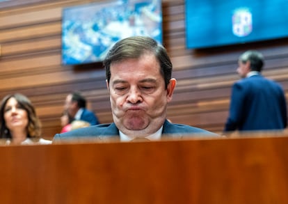 El presidente de la Junta de Castilla y León, Alfonso Fernández Mañueco, este viernes al inicio de su comparecencia en las Cortes, en Valladolid.