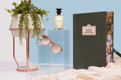 Perfume ‘Apogèe’ de la colección Les Parfums (200 euros). Gafas de sol (465 euros). Chal Monogram (400 euros). TODO DE LOUIS VUITTON. Macetero de Gash para SmartLuxury.es plantas de Margarita se llama mi amor.