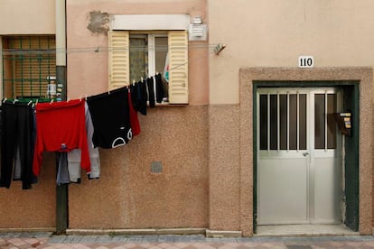 Las casas de la colonia de San Jorge, en el corazón de Vallecas, son construcciones humildes acordes con la condición obrera del barrio. María Jesús, una vecina del barrio, cuenta que a los pisos bajos acceden con más facilidad. En un de ellos, en el número 95 de Martínez de la Riva, arrancaron de cuajo una de las rejas de una ventana y se colaron por ahí.