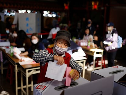 Una mujer votaba este sábado en un centro electoral abierto en un templo de Taipéi.