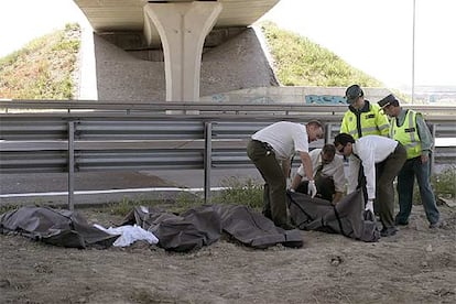 Los cuerpos de los cuatro fallecidos en el accidente son colocados dentro de bolsas para su traslado.