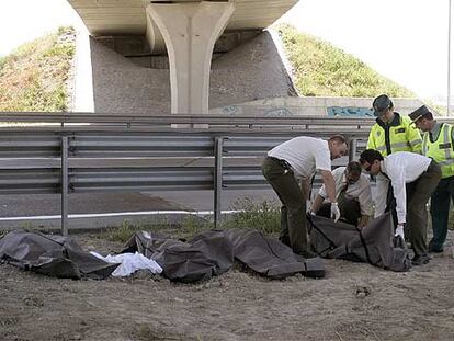 Los cuerpos de los cuatro fallecidos en el accidente son colocados dentro de bolsas para su traslado.