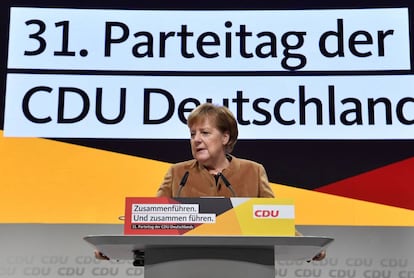 La canciller alemana, Angela Merkel, en el centro de congresos de Hamburgo donde se celebra el cónclave de la Unión Demócrata Cristiana.