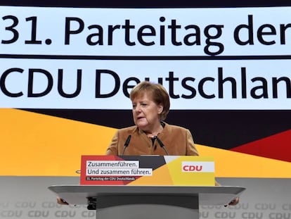 La canciller alemana, Angela Merkel, en el centro de congresos de Hamburgo donde se celebra el cónclave de la Unión Demócrata Cristiana.