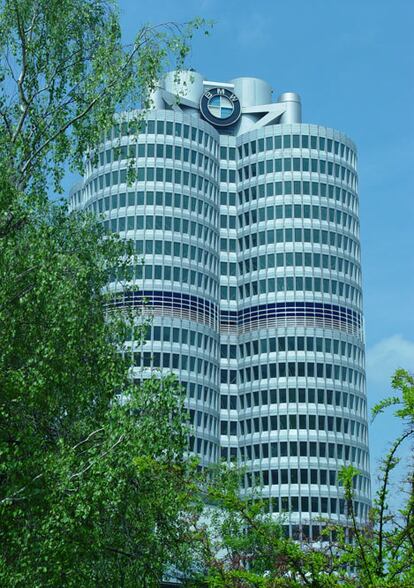 Los cuatro cilindros de la Torre BMW en Münich se convirtieron, en 1975, en la ficticia Energy Corporationde la película <i>Rollerball</i> (1975). Culminado en 1972, fue proyectado por Karl Schwanzer. El complejo BMW, inspirado en un motor de cuatro cilindros, fue declarado Conjunto Histórico-Artístico en 1999 y la propia compañía automovilística germana realizó una profunda rehabilitación para adecuarla a su actual condición de museo de la marca.