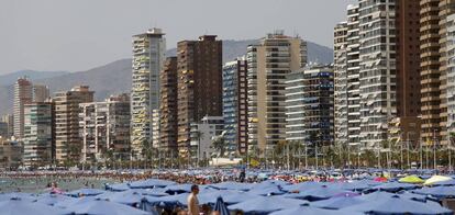 Miles de turistas disfrutan en la playa de Levante de Benidorm durante la última jornada del puente festivo del 15 de agosto.