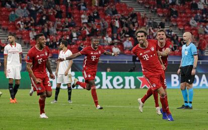 Los jugadores del Bayern corren a felicitar a Javi Martínez tras el 2-1.