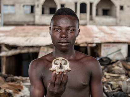 Atchedo Agossou es uno de los comerciantes del mercado de fetiches de Akodessewa, ubicado en Lomé, capital de Togo.