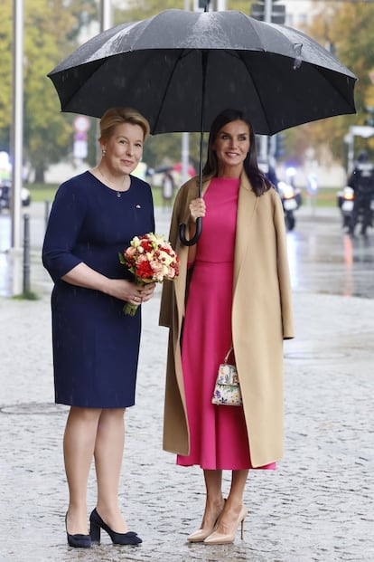 Letizia con el abrigo camel que lució Leonor en una visita a Alemania.