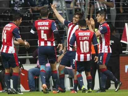 Los jugadores de Chivas celebran el primer gol