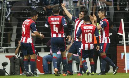 Los jugadores de Chivas celebran el primer gol