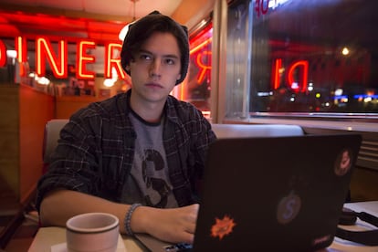 Sprouse da vida a Jughead en ‘Riverdale’, la serie basada en los tebeos de Archie Comics.