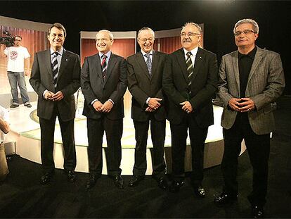 De izquierda a derecha: Artur Mas,José Montilla,Josep Piqué,Carod-Rovira y Joan Saura en el debate de TV3 que mantuvieron los principales candidatos a la Generalitat