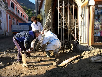Varias personas trabajan en las labores de limpieza de un restaurante en el municipio de Casamicciola este domingo.