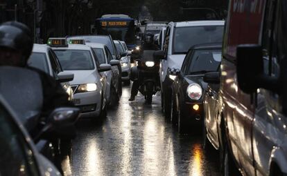 Un atasco por la lluvia en Madrid.