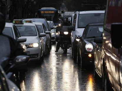 Un atasco por la lluvia en Madrid.