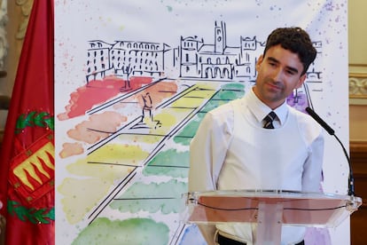 El cantante Dulzaro hace una lectura durante el acto institucional con motivo del Día Internacional del Orgullo LGTBI 2025 celebrado este viernes en Valladolid.