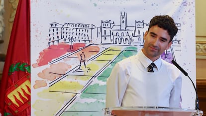 El cantante Dulzaro hace una lectura durante el acto institucional con motivo del Día Internacional del Orgullo LGTBI 2025 celebrado este viernes en Valladolid.