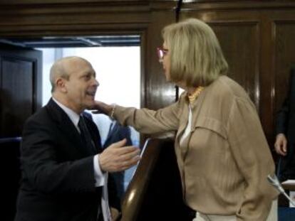 José Ignacio Wert saluda a Adelaida de la Calle, el pasado junio.