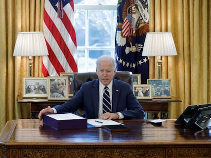 Joe Biden, este jueves, en el Despacho Oval, a punto de firmar el proyecto de ley del plan estímulo de 1,9 millones de dólares contra la covid-19.