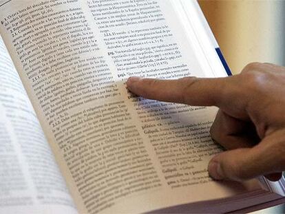 Ejemplar del <i>Diccionario panhispánico de dudas</i> en el que se observa la palabra gagá.