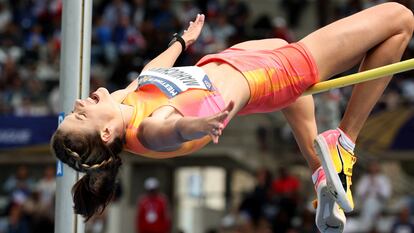 Yaroslava Mahuchikh establece un nuevo récord del mundo de salto de altura con 2,10 metros.