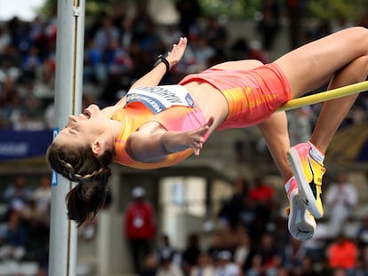 Yaroslava Mahuchikh establece un nuevo récord del mundo de salto de altura con 2,10 metros.