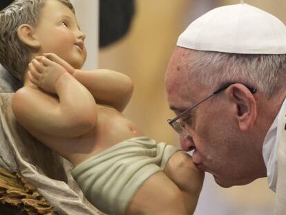 El papa Francesc fa un petó a una estàtua del nen Jesús durant la missa de Cap d'Any a la basílica del Vaticà.