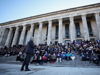 El decano de Derecho de la Universidad de Buenos Aires da clases afuera del plantel educativo el 23 de abril 2024.