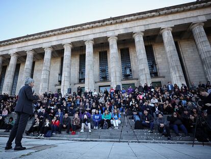 El decano de Derecho de la Universidad de Buenos Aires da clases afuera del plantel educativo el 23 de abril 2024.