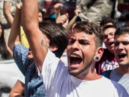 Um jovem protesta a favor da compra de papel de jornal.