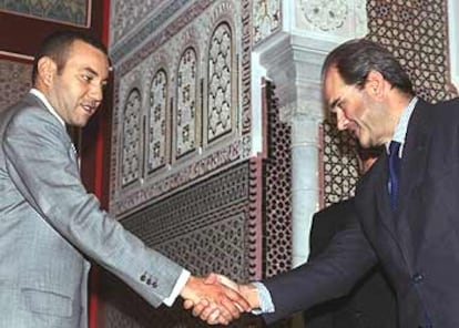 Manuel Chaves saluda al rey Mohamed IV, en su última visita a Marruecos en octubre de 1999.