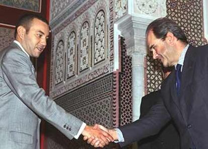 Manuel Chaves saluda al rey Mohamed IV, en su última visita a Marruecos en octubre de 1999.