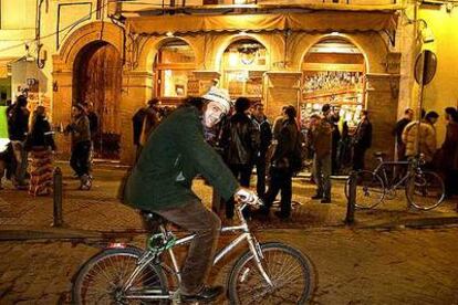 La Alameda de Hércules, una concurrida zona de marcha de Sevilla, con bares clásicos, como el Habanilla (en la foto), y nuevas apuestas, como el Lisboa, que recibe con  música electrónica.