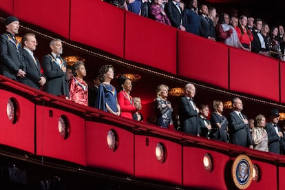 George Clooney, tercero por la derecha, asiste a la gala de honor del Kennedy Center, presidida por Joe Biden, en el centro, en septiembre de 2022. Esa fue la última vez que el actor vio al presidente antes del día en el que este no lo reconoció en una gala de recaudación de fondos. 