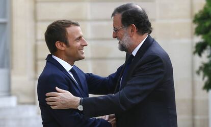 El presidente francés, Emmanuel Macron, a la izquierda, recibe al presidente del Gobierno, Mariano Rajoy, en París.