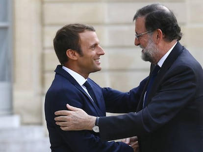 El presidente franc&eacute;s, Emmanuel Macron, a la izquierda, recibe al presidente del Gobierno, Mariano Rajoy, en Par&iacute;s.