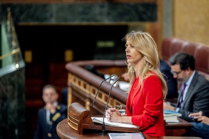 La diputada del PP, Cayetana ?lvarez de Toledo, intervena este martes durante una sesin plenaria, en el Congreso de los Diputados.