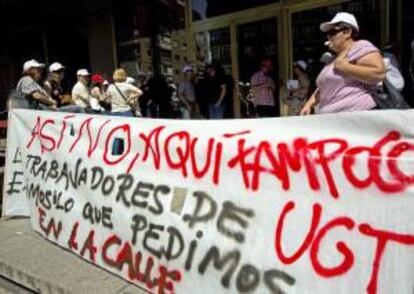 Trabajadores de UGT-Madrid durante una concentración ante la sede del sindicato en la capital , como protesta por el Expediente de Regulación de Empleo que afecta trabajadores del sindicato. EFE/Archivo