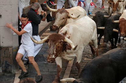 El tramo de Santo Domingo se ha desarrollado sin mayores incidencias, aunque en la parte final, justo en la entrada a la plaza del Ayuntamiento, un toro negro que corría por la izquierda ha pasado muy cerca de un mozo que estaba junto a la pared.